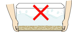 水槽を水や砂利を入れたまま移動させない