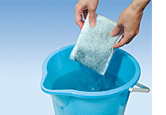定期的にろ過材を飼育水で洗う