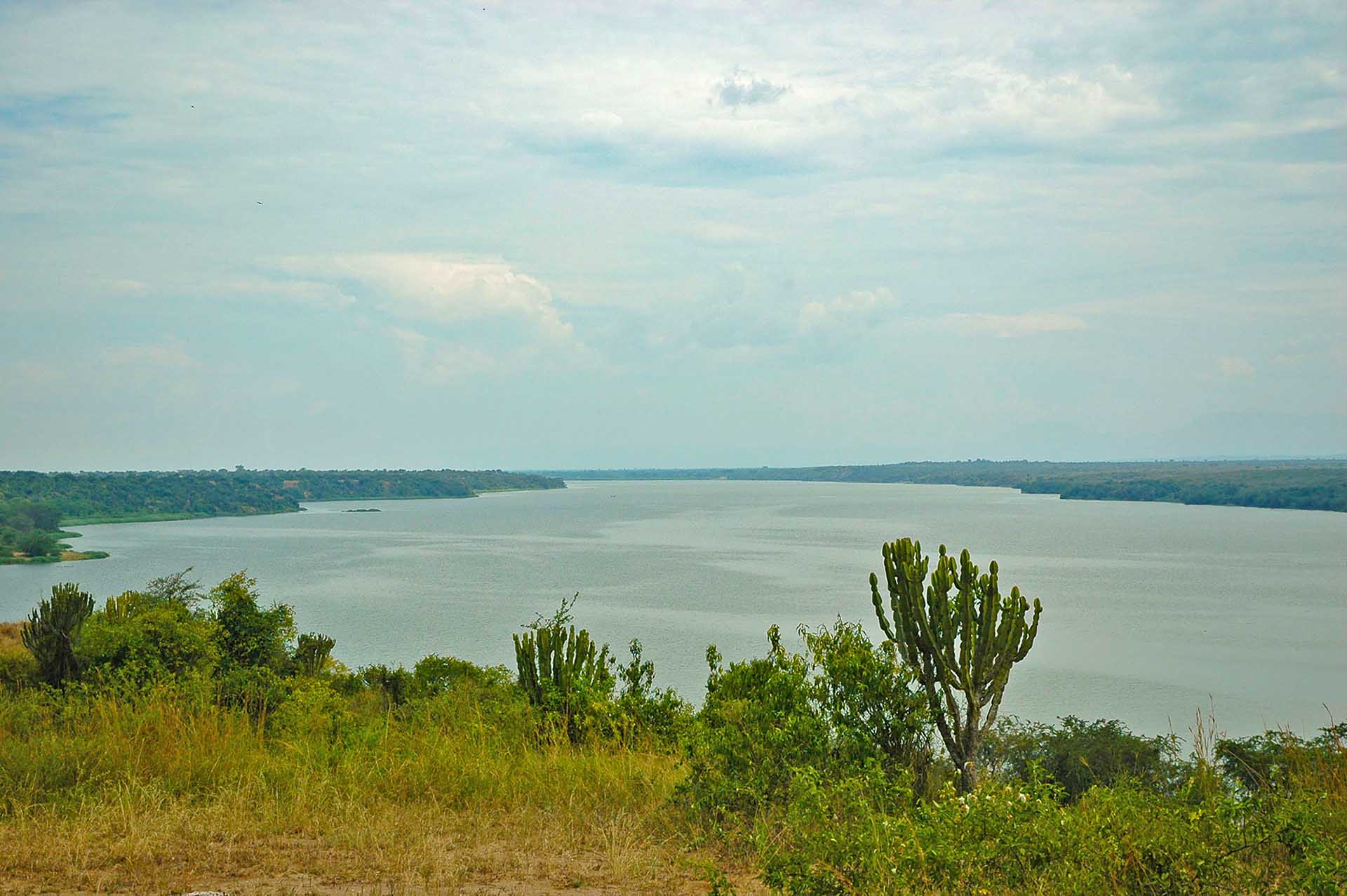 カジンガ水路：クイーン・エリザベス国立公園の広大な風景を結び、野生のアフリカの中心部を覗き見ることのできる特別な眺めを提供する、生命にあふれる静かな水路です。