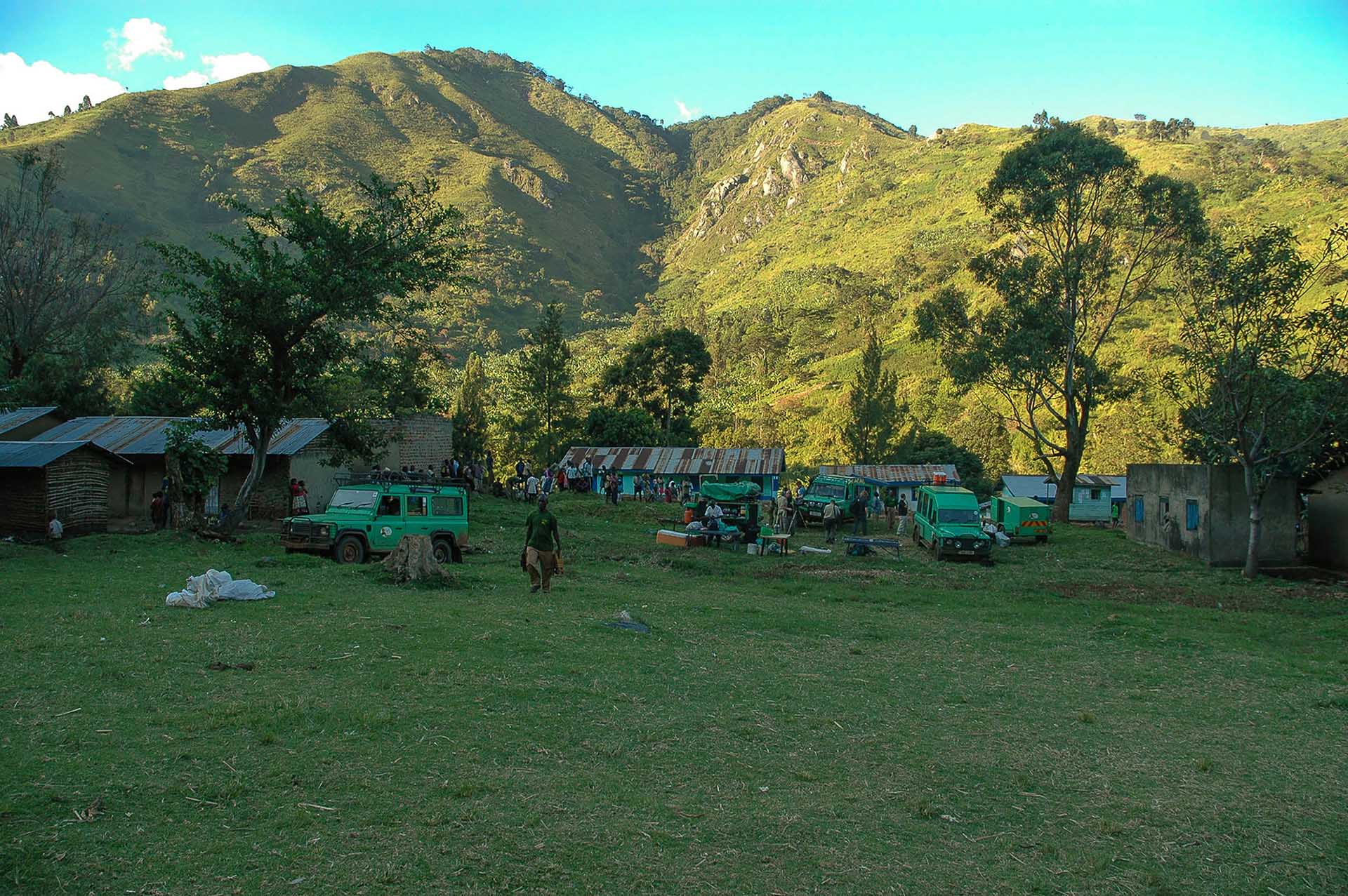 ニャカレンジヤ近くの野原に静かに佇む私たちのベースキャンプは、ルウェンゾリ山地の雄大な山々がそびえ立つ光景を間近で眺められる特等席です。大地と空が劇的に溶け合う、その圧倒的な景観が、訪れる人の心に深い感動を呼び起こします。