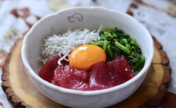 家族と一緒に食べるマグロとシラスの海鮮丼