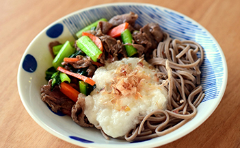 牛肉と小松菜のとろろそば