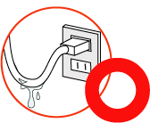 水滴がコードを伝わって差し込みプラグやコンセントを濡らさないように電源コードにループを設けてください